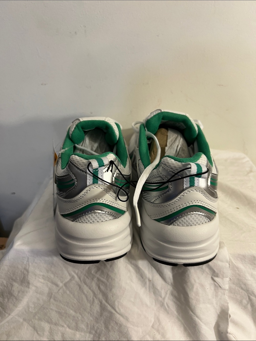NEW WITH TAG Avia Women's 5000 Performance Sneakers Green/White 10W - Picture 10 of 10